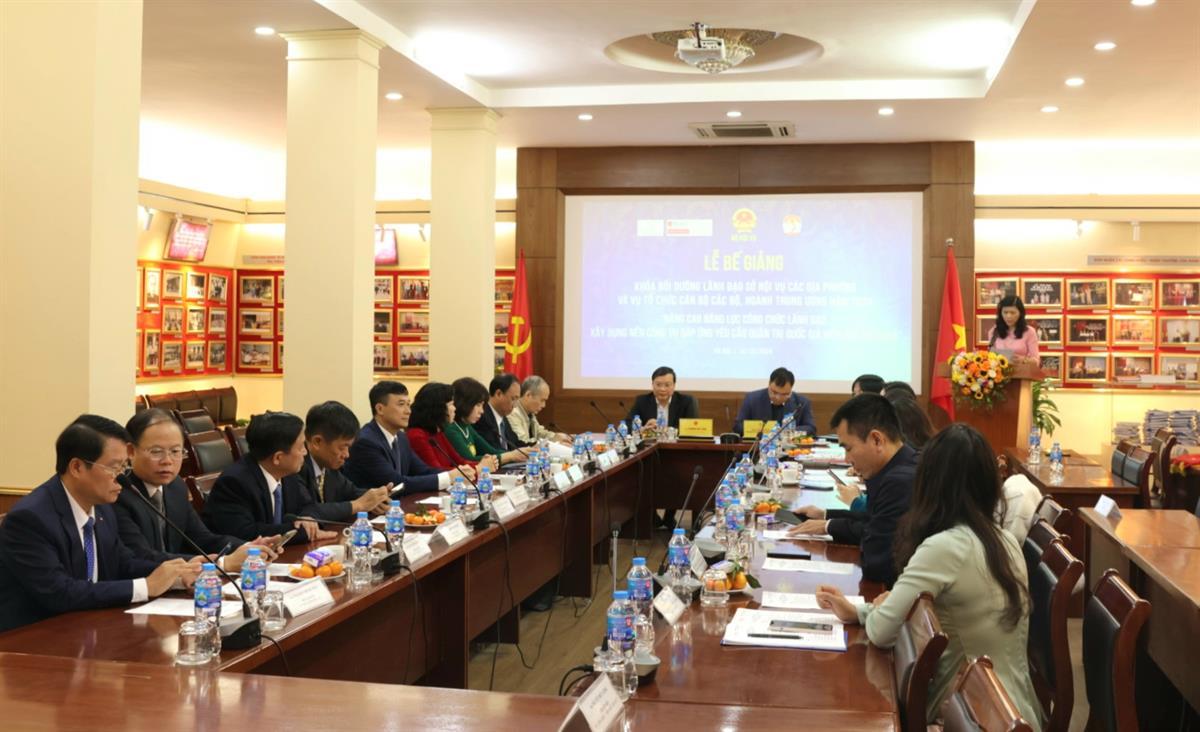 Lễ Bế giảng lớp bồi dưỡng lãnh đạo các Sở Nội vụ và Vụ Tổ chức cán bộ các bộ, ngành Trung ương kết hợp trong nước và nghiên cứu học tập tại Singapore năm 2024