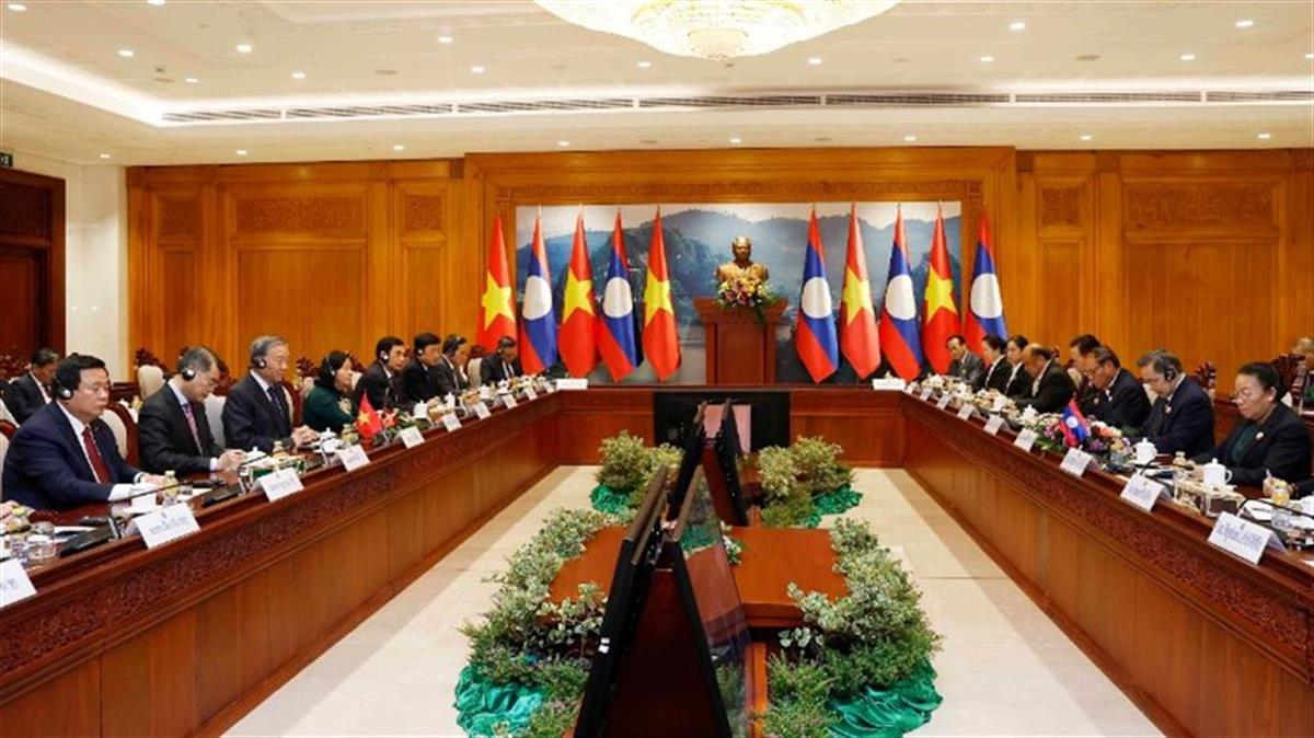 Party leader meets Lao NA Chairman in Vientiane