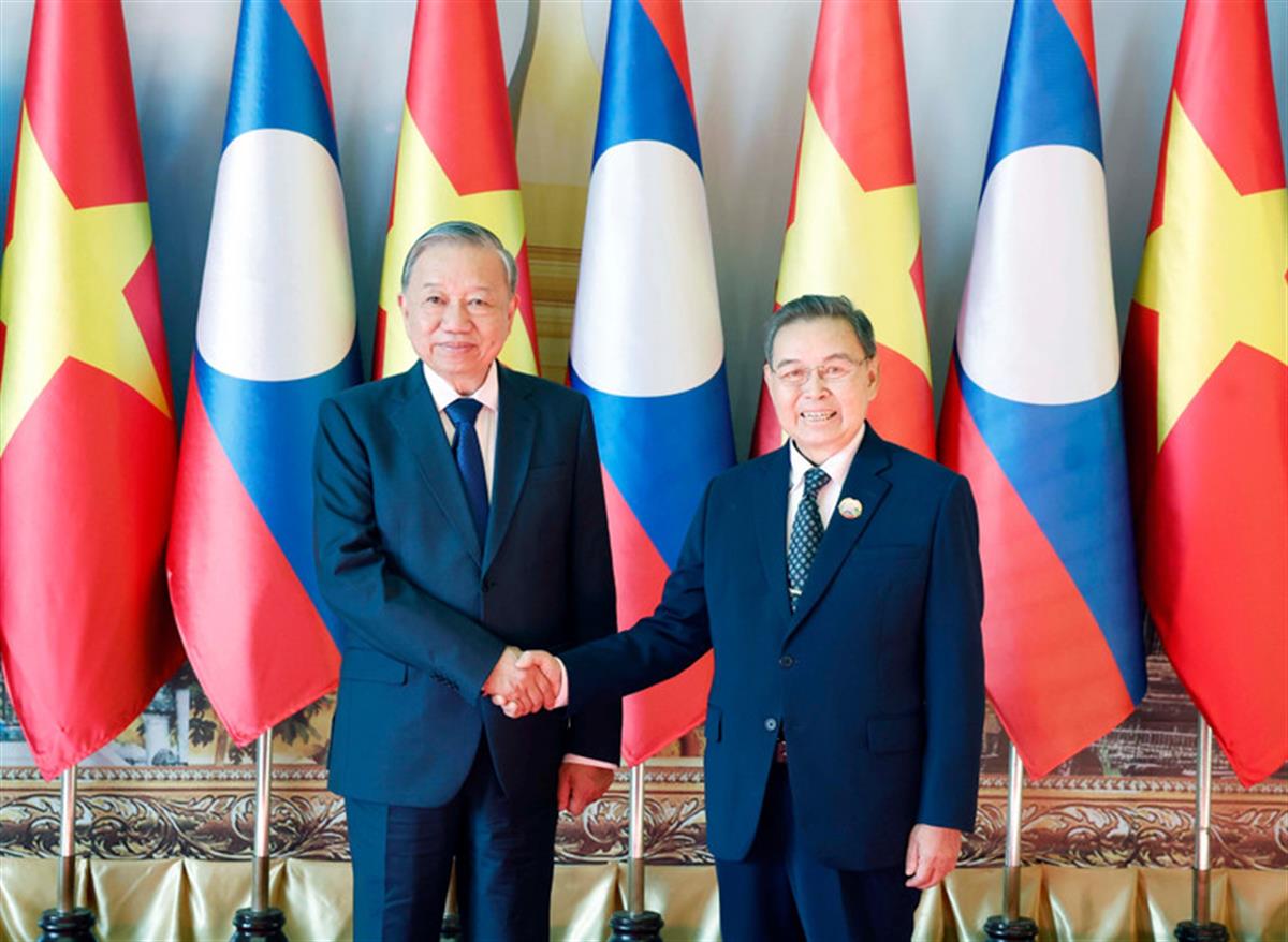 Party leader meets Lao NA Chairman in Vientiane