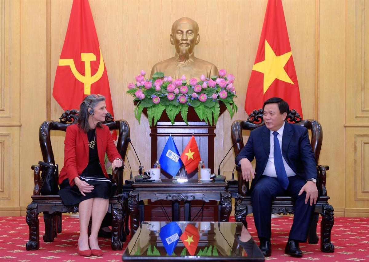 Politburo member, President of the Ho Chi Minh National Academy of Politics, and Chairman of the Central Theory Council works with Resident Representative of the UNDP in Vietnam