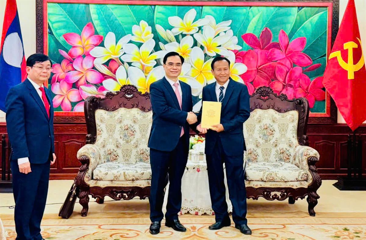 Delegation of Ho Chi Minh National Academy of Politics works on training and fostering cadres in the Lao People's Democratic Republic