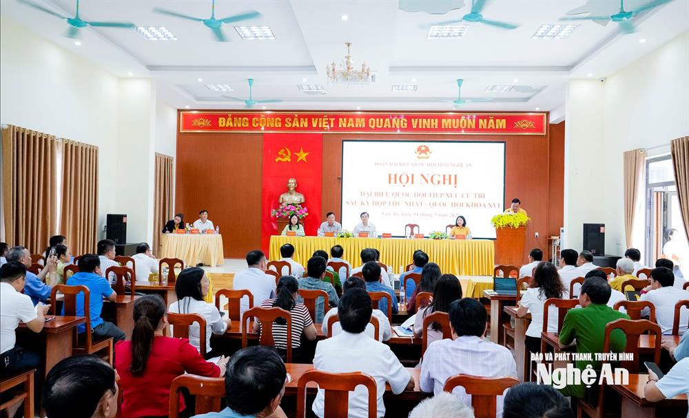 Đồng chí Ủy viên Bộ Chính trị, Giám đốc Học viện Chính trị quốc gia Hồ Chí Minh cùng Đoàn đại biểu Quốc hội tỉnh Nghệ An tiếp xúc cử tri xã Vạn An