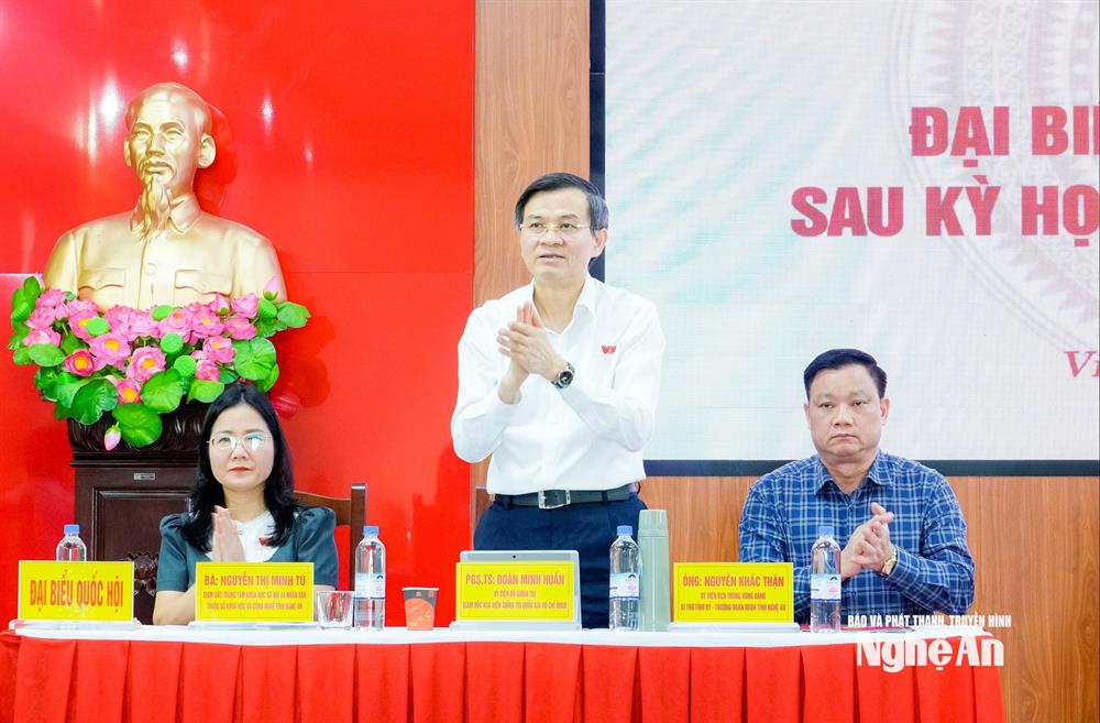 Đồng chí Ủy viên Bộ Chính trị, Giám đốc Học viện Chính trị quốc gia Hồ Chí Minh tiếp xúc cử tri phường Vinh Lộc, tỉnh Nghệ An